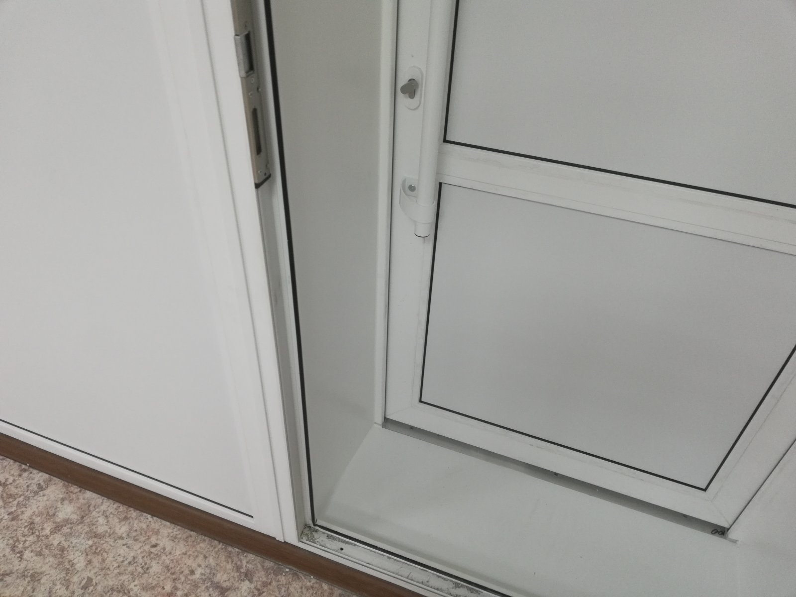 Пластиковая дверь для офиса