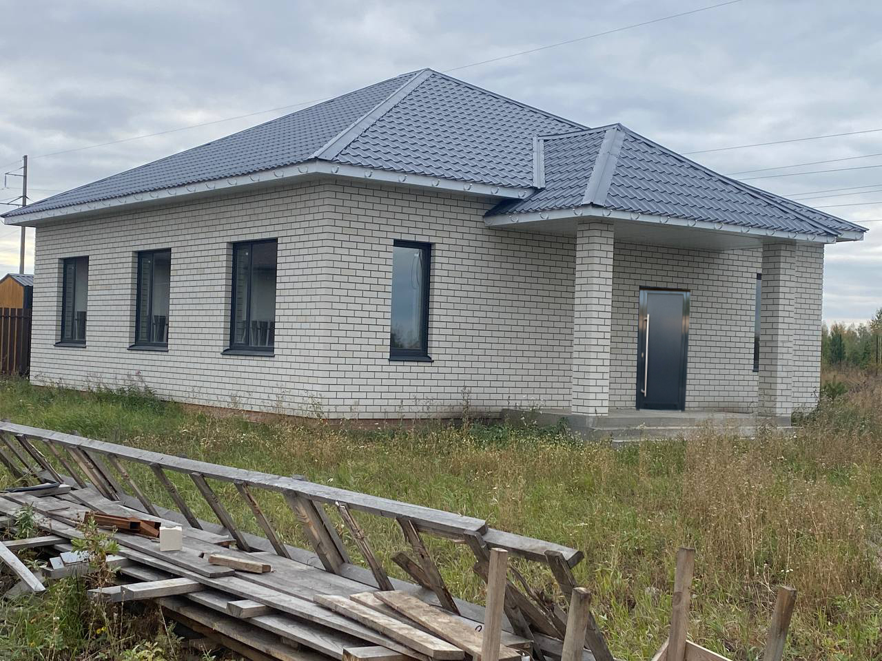 Глухая пластиковая дверь для коттеджа